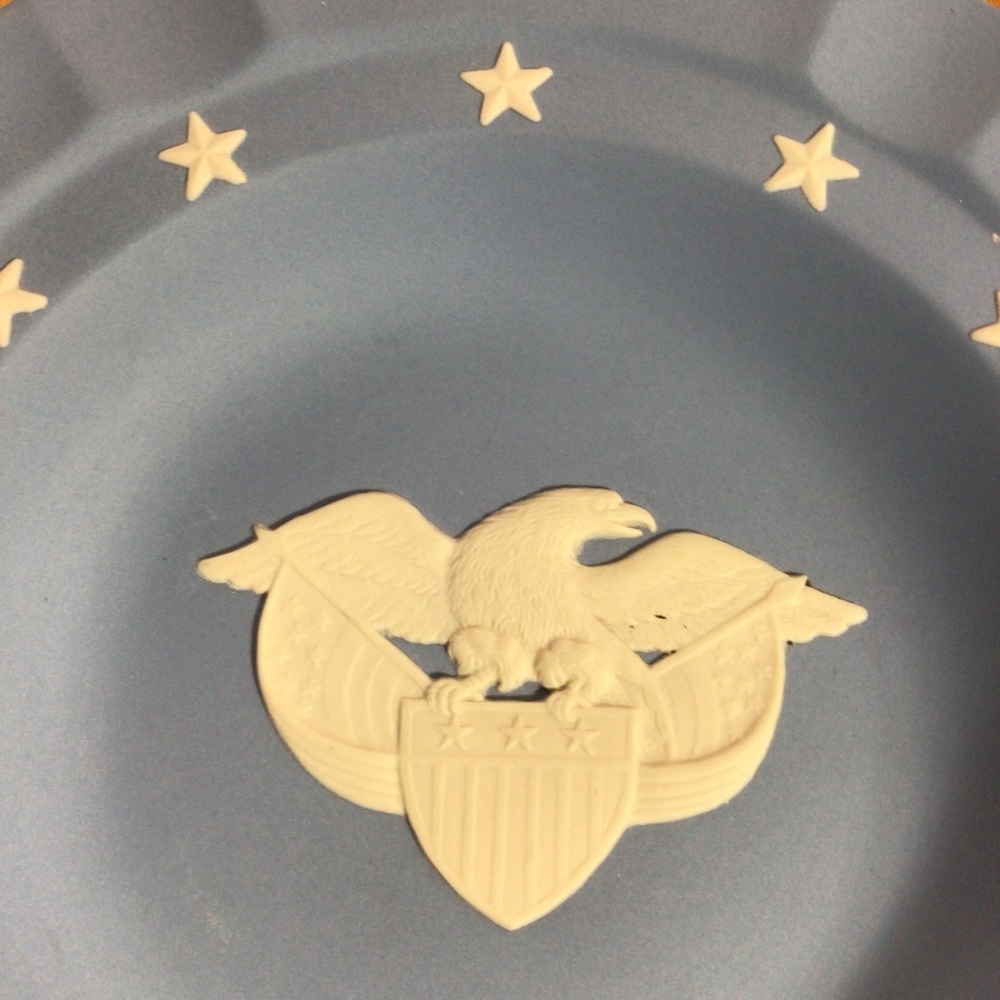 Vintage Wedgwood Blue Jasperware Eagle Crest and Stars Round Ashtray - Picture 3 of 5